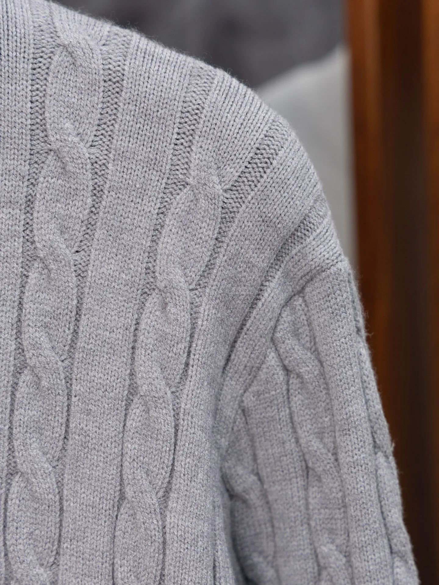 P230 Model No. J0132 Ralph Lauren classic pony embroidered stand-collar knitted sweater. Made of 400 cotton gauze fabric with clear lines. Original order customization 1:1 smooth and delicate lines. Better hand feel. Not easy to deform, not easy to shrink, not easy to fade. Maintains long-lasting beauty. Color Gray Black Size S-XL